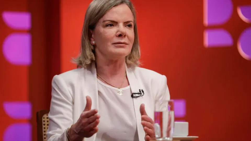 A presidente do PT, Gleisi Hoffmann, acusa Musk de usar o X para organizar manifestações de apoiadores de Bolsonaro contra Lula.