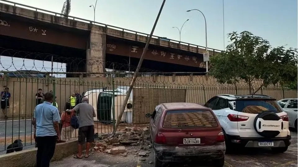 Após perderem o controle do caminhão, criminosos abandonaram a carga intacta na Zona Norte do Rio