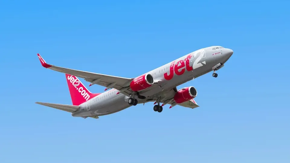 Um homem de cerca de 70 anos faleceu a bordo de um voo da Jet2, forçando pouso em Santiago de Compostela.