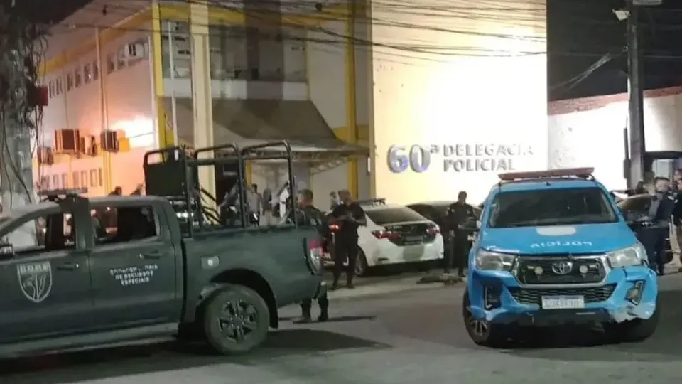 Criminosos tentaram resgatar traficantes em ação violenta; dois policiais ficaram feridos, mas já receberam alta.