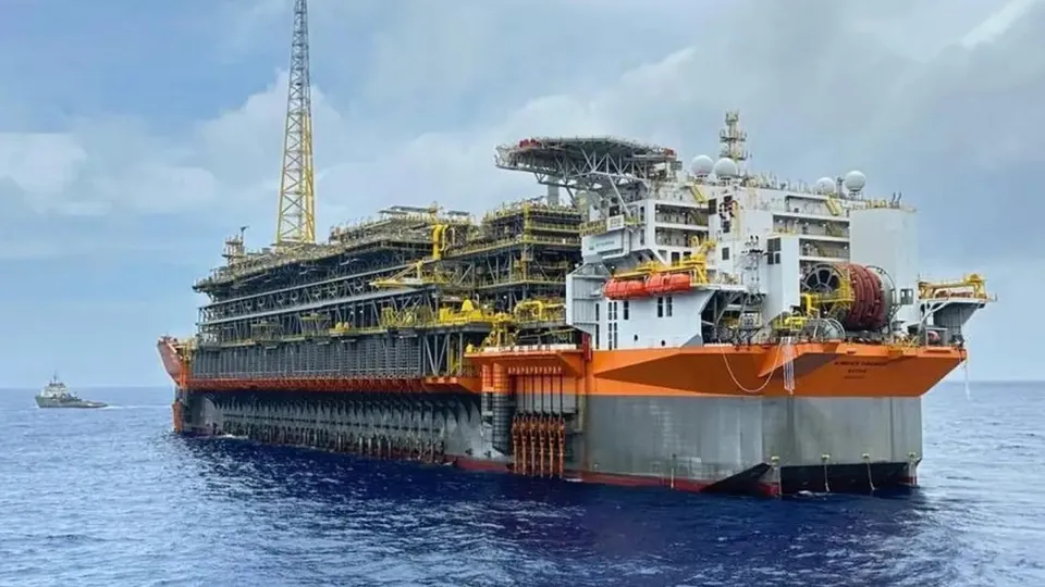 A unidade, instalada no Campo de Búzios, pode processar até 225 mil barris de petróleo por dia.