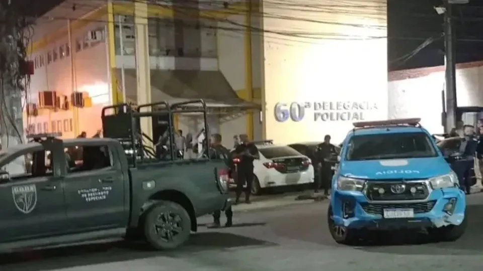 Após ataque a unidade em Duque de Caxias, a Polícia Civil busca traficantes que tentaram resgatar detentos.