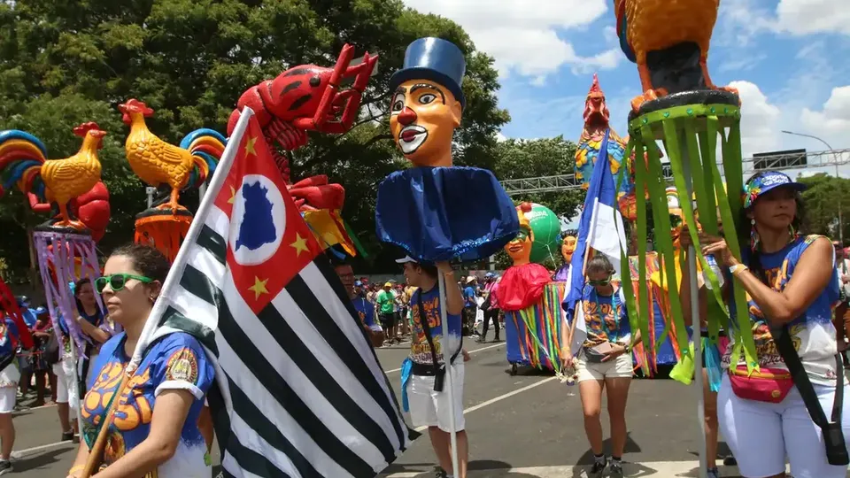 Policiais disfarçados de foliões detiveram quatro suspeitos com 195 cartões e celulares; operação foi parte do Carnaval Seguro 2025.