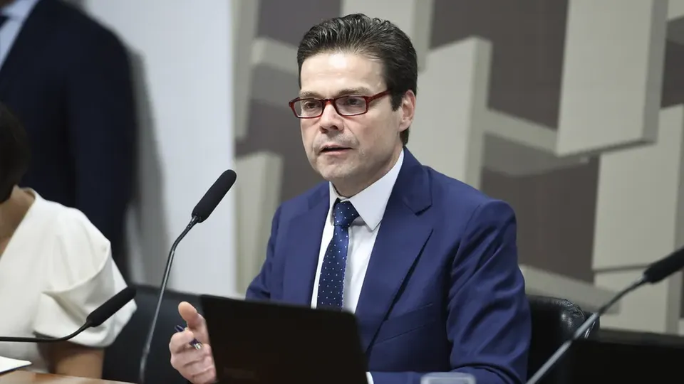 Nilton David destaca a necessidade de um aperto monetário maior para garantir a segurança no controle da inflação.