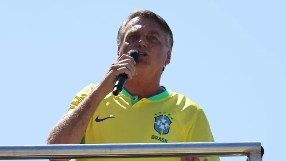 Ex-presidente Jair Bolsonaro convoca apoiadores para ato em Copacabana, mas foca na anistia em vez do impeachment de Lula.