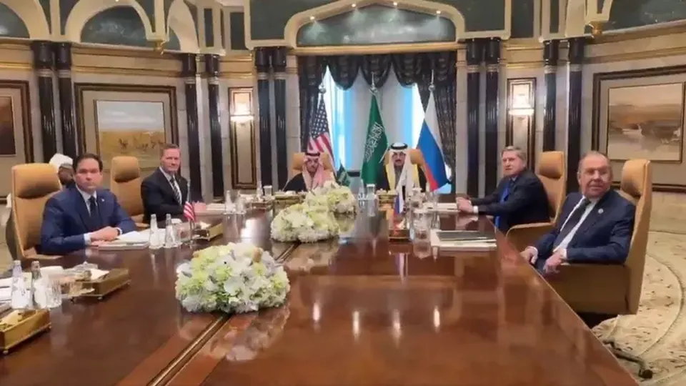 Reunião em Riad marca primeiro contato oficial entre os países sobre o conflito. Zelensky critica ausência ucraniana.