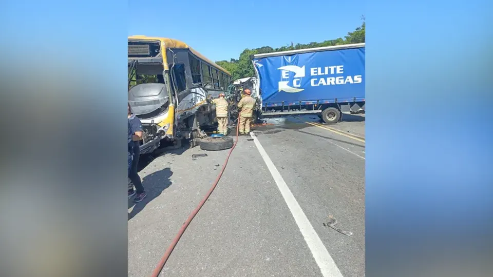 Colisão entre ônibus e caminhão ocorreu no km 180; vítimas foram socorridas pelo Corpo de Bombeiros