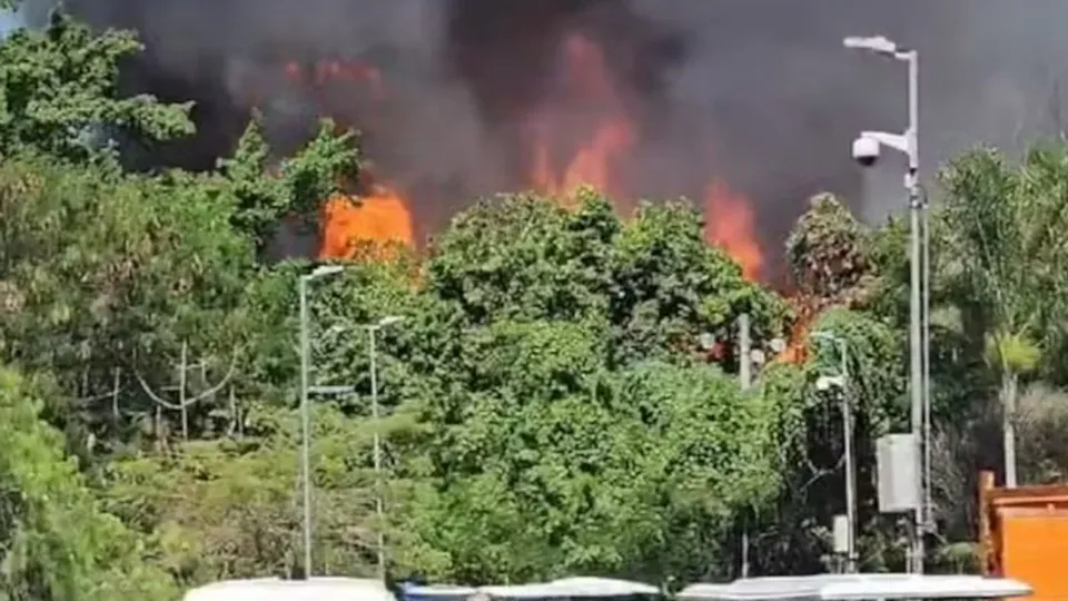 Corpo de Bombeiros mobiliza 13 viaturas para combater incêndio em Curicica, sem feridos.