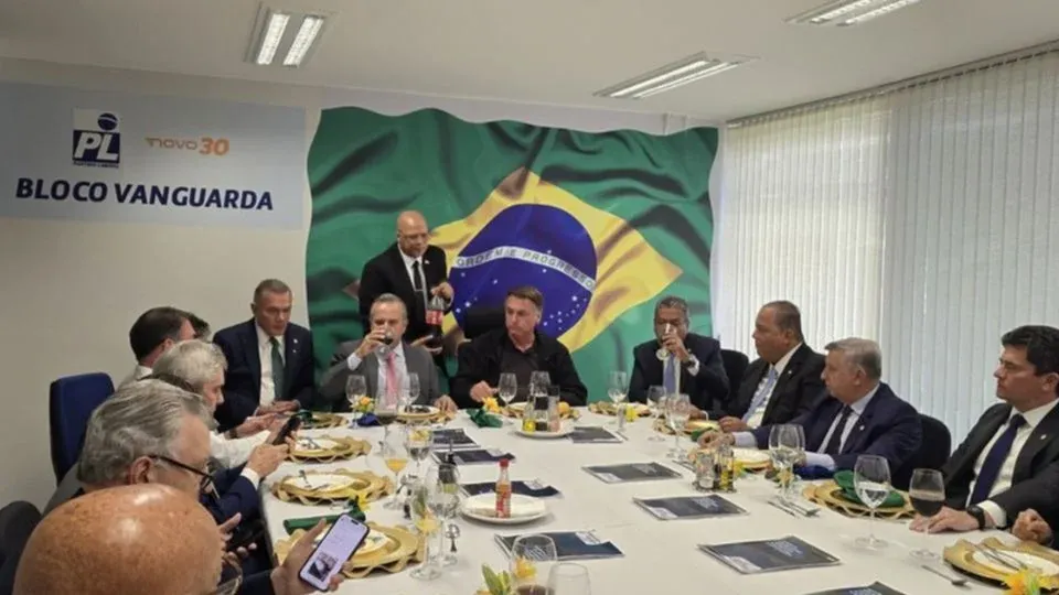 O ex-presidente Jair Bolsonaro se reuniu com líderes da oposição no Senado para discutir estratégias e a proposta de anistia