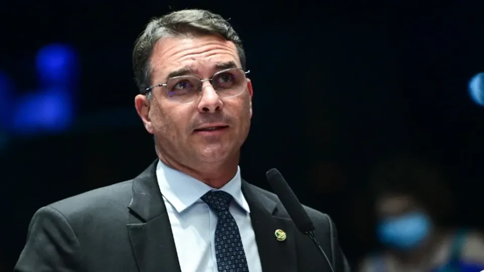 Senador Flávio Bolsonaro (PL-RJ) afirma que não há provas contra Jair Bolsonaro e ataca procurador-geral da República.