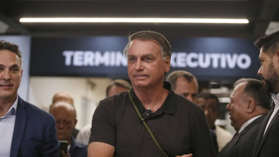 Parlamentares criticam acusações da Procuradoria-Geral da República contra o ex-presidente Jair Bolsonaro, que teria liderado um golpe.