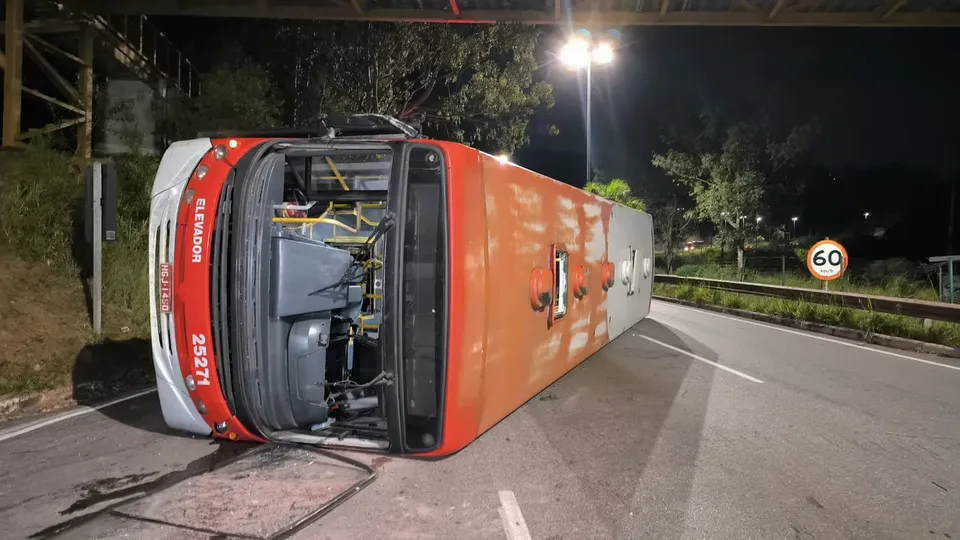 Um ônibus tombou na rodovia MG-030, em Nova Lima, deixando seis passageiros feridos na noite de terça-feira (18).