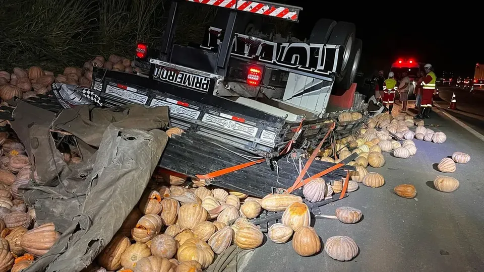 Acidente ocorreu na noite de terça-feira (18) em São Francisco do Glória; carga de abóbora ficou espalhada pela rodovia
