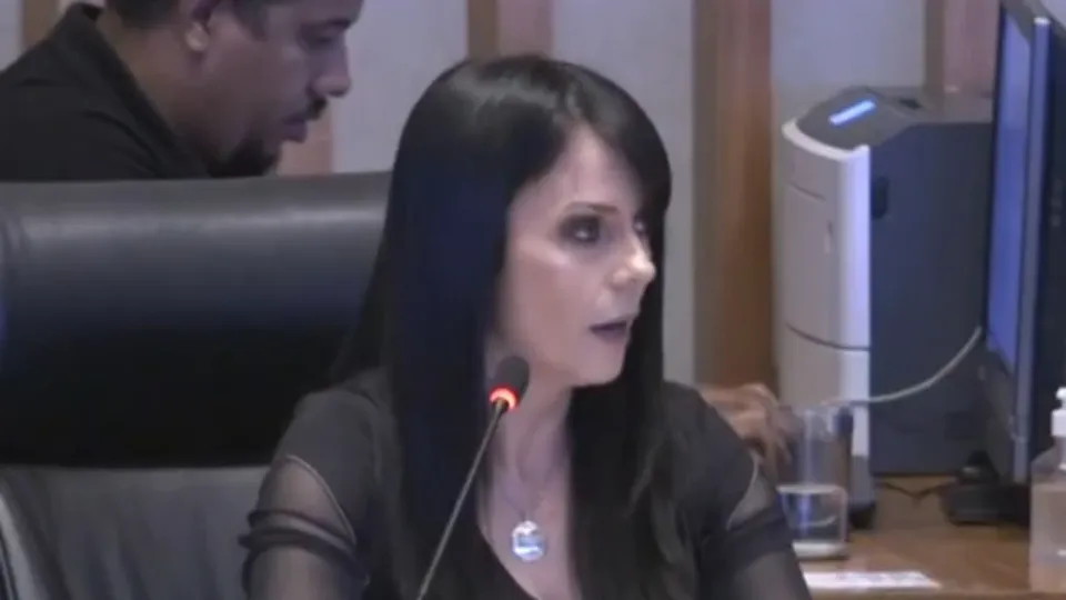 Marília Ferreira Alencar, delegada da Polícia Federal, é acusada pela PGR de tentar manter Bolsonaro no poder após sua derrota.