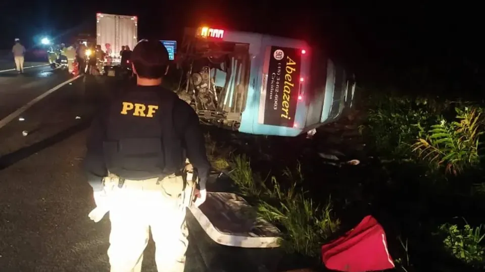 Colisão entre ônibus e caminhões ocorreu na noite de quarta-feira; estado das vítimas é desconhecido.