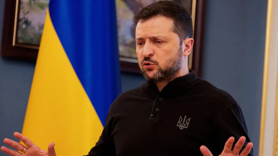 O presidente ucraniano Volodymyr Zelensky destaca a importância da escolha entre a paz e a influência russa, em meio a críticas de Donald Trump.