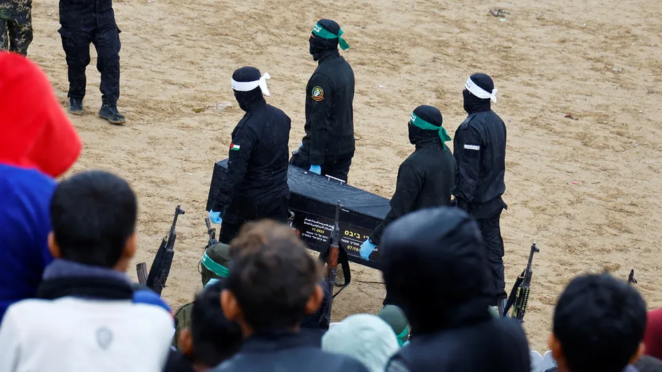 A transferência dos restos mortais faz parte do acordo de cessar-fogo em Gaza, com mais libertações previstas.