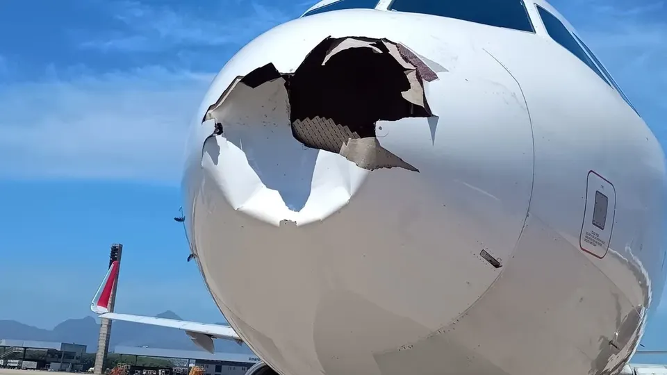 Avião que partia para São Paulo retornou ao Galeão sem feridos; CEO critica a judicialização do setor.