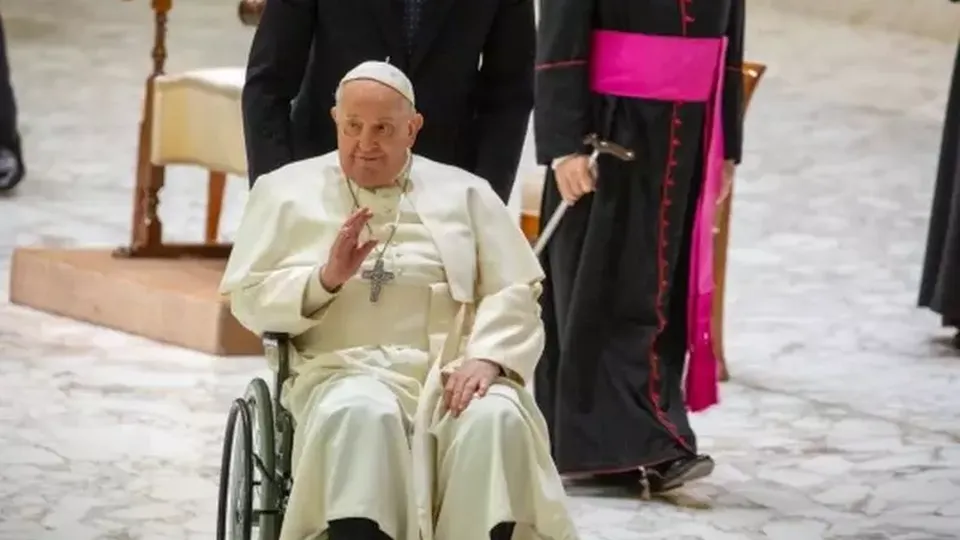 O pontífice de 88 anos, hospitalizado para tratar pneumonia bilateral, não apresenta febre e está estável.