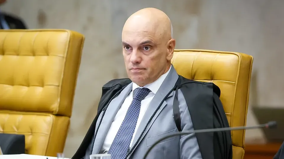 Ministro Alexandre de Moraes determina pagamento imediato após rede não fornecer dados do blogueiro bolsonarista.