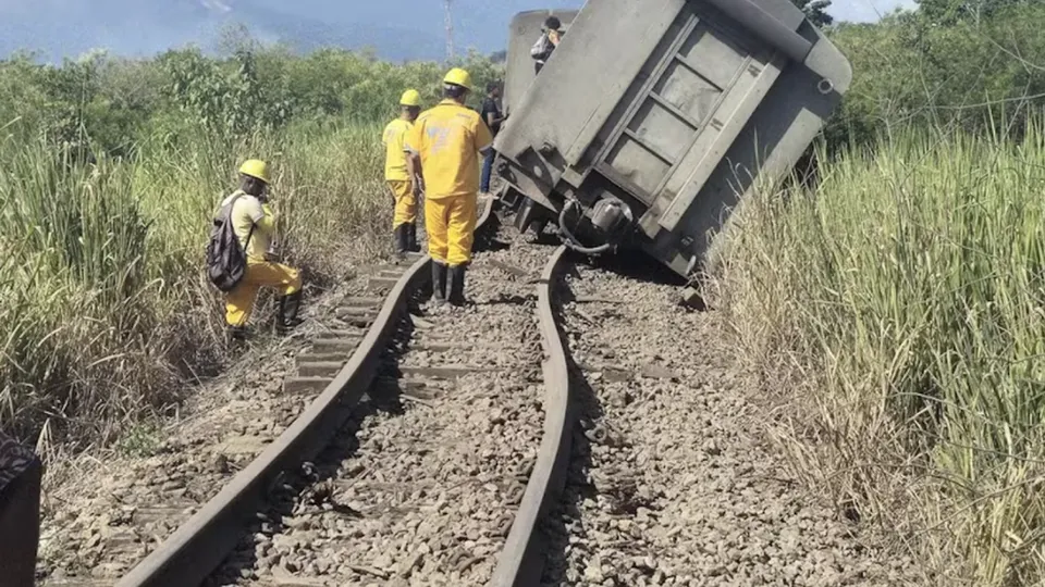 Trem do ramal Guapimirim descarrila em Magé por causa de calor extremo