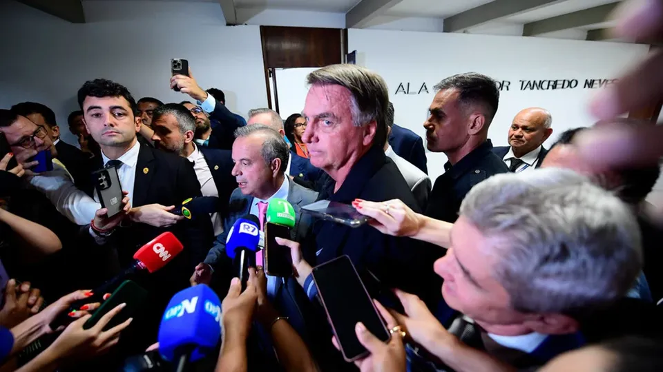 Ministro do STF afirma que não há previsão legal para o pedido da defesa do ex-presidente Jair Bolsonaro.