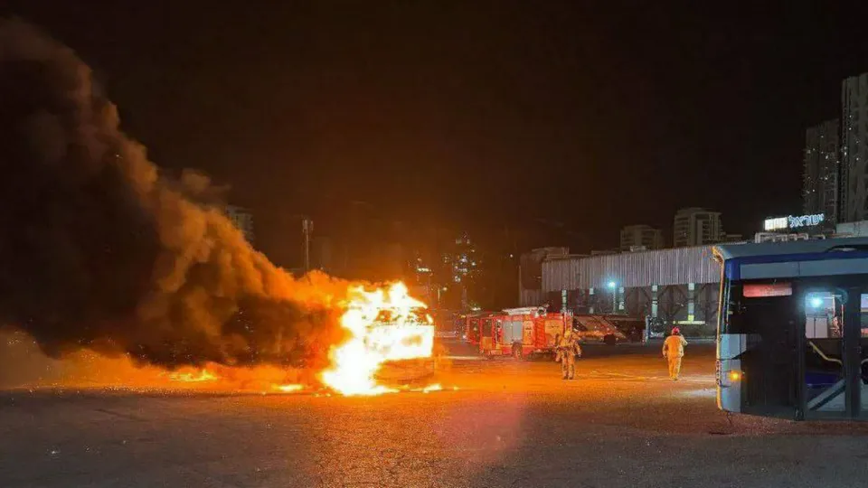 A polícia israelense investiga explosões em ônibus vazios em Bat Yam, sem feridos, e intensifica operações em Cisjordânia.
