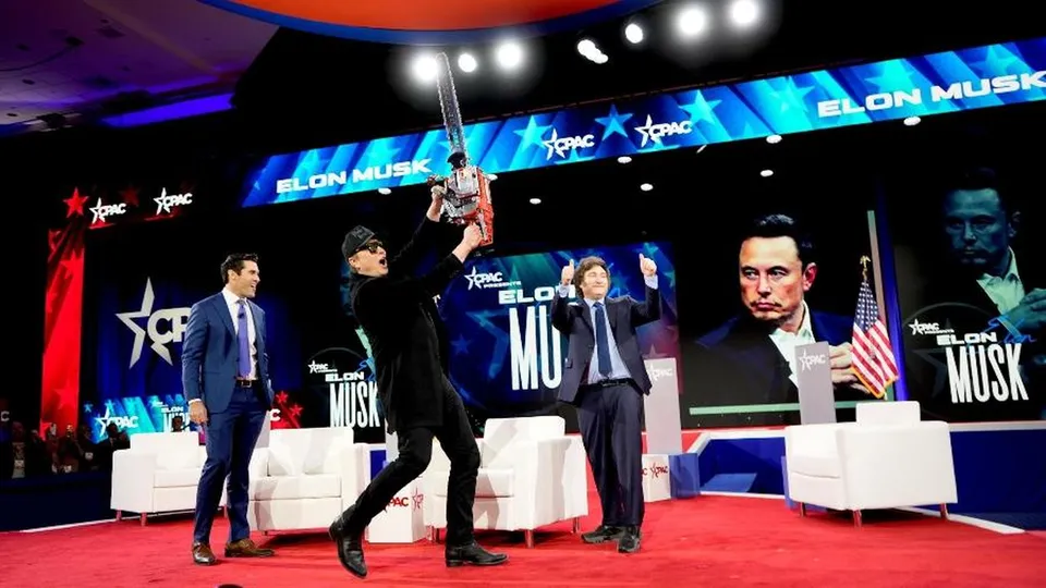 O presidente argentino entregou uma motosserra simbólica a Musk durante a CPAC, em meio a polêmicas do governo.