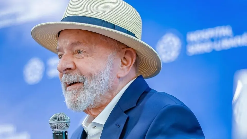 O presidente Luiz Inácio Lula da Silva deixou o Hospital Sírio-Libanês após exames de rotina, com autorização para viajar ao Rio de Janeiro.