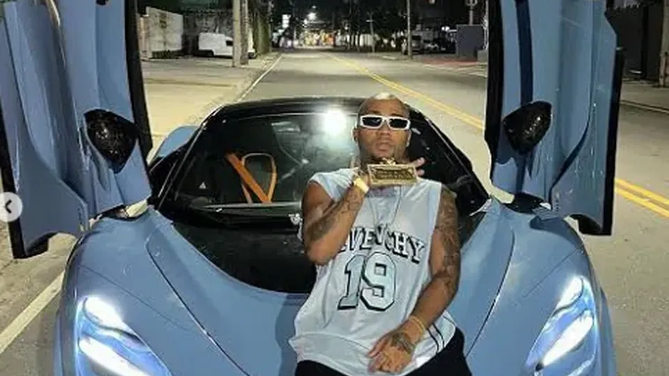 O rapper Oruam foi solto após pagamento feito por Orochi, que chegou à delegacia em uma McLaren de R$ 3 milhões.