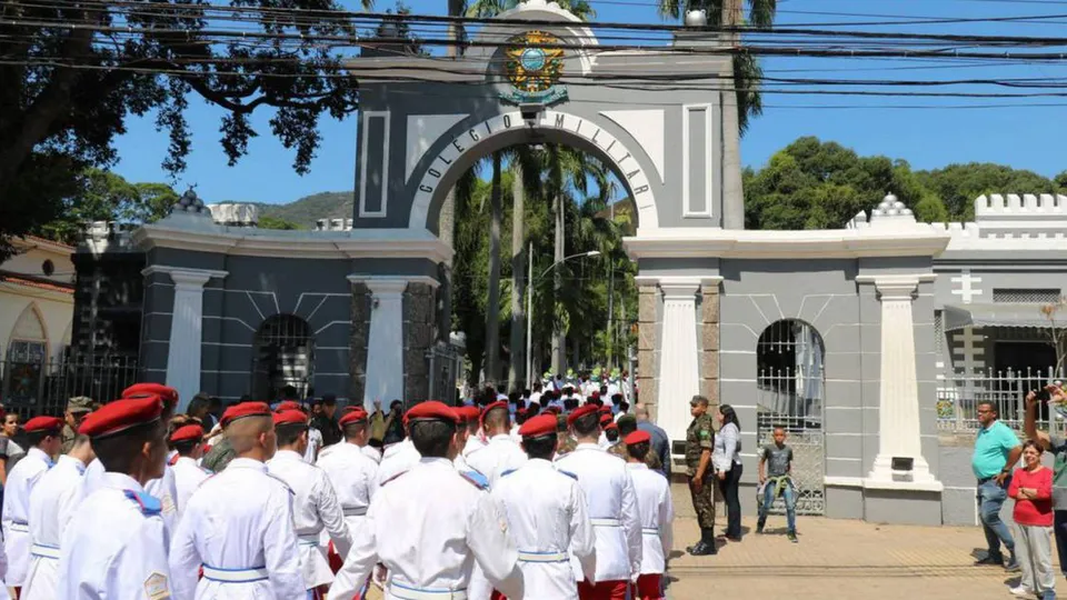 A Justiça Federal determina que colégios militares adotem cotas para PCDs e grupos minoritários em processos seletivos.