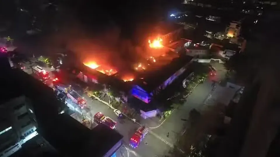 Chamas começaram na madrugada desta sexta-feira (21) no bairro Jabaquara; bombeiros atuam no local.