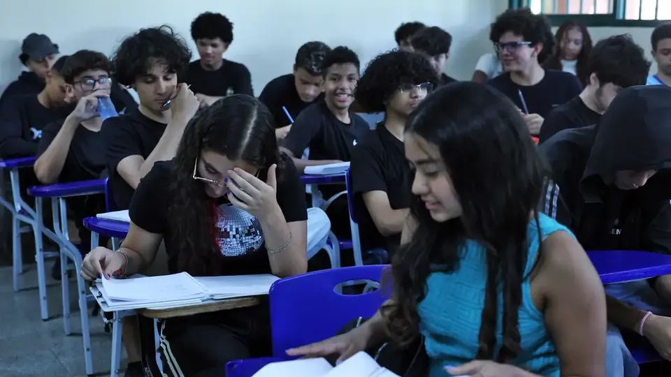 Estudantes que concluírem um dos anos letivos em 2024 receberão R$ 1 mil e R$ 200 para quem fez o Enem.