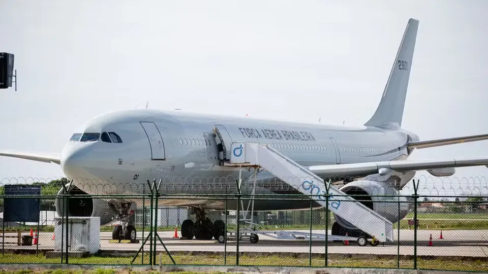 Aeronave traz deportados que enfrentaram condições precárias em voos anteriores; acolhimento será realizado no aeroporto.