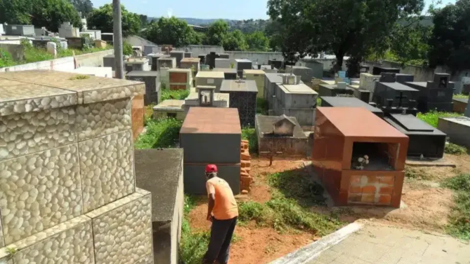 Incidente ocorreu no Bairro Belvedere; cinco túmulos foram violados e um crânio furtado. Polícia investiga o caso.