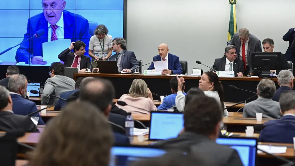 Júlio Arcoverde, presidente da Comissão Mista de Orçamento, contesta acusações de desinteresse do Planalto na aprovação da LOA.