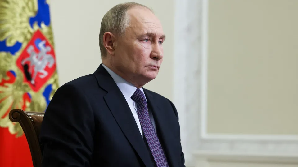 Após discussão acalorada com Donald Trump, Moscou critica postura do presidente ucraniano.