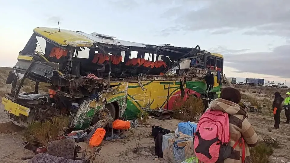 Acidente ocorreu na estrada entre Uyuni e Colchani, quando um ônibus invadiu a pista contrária.