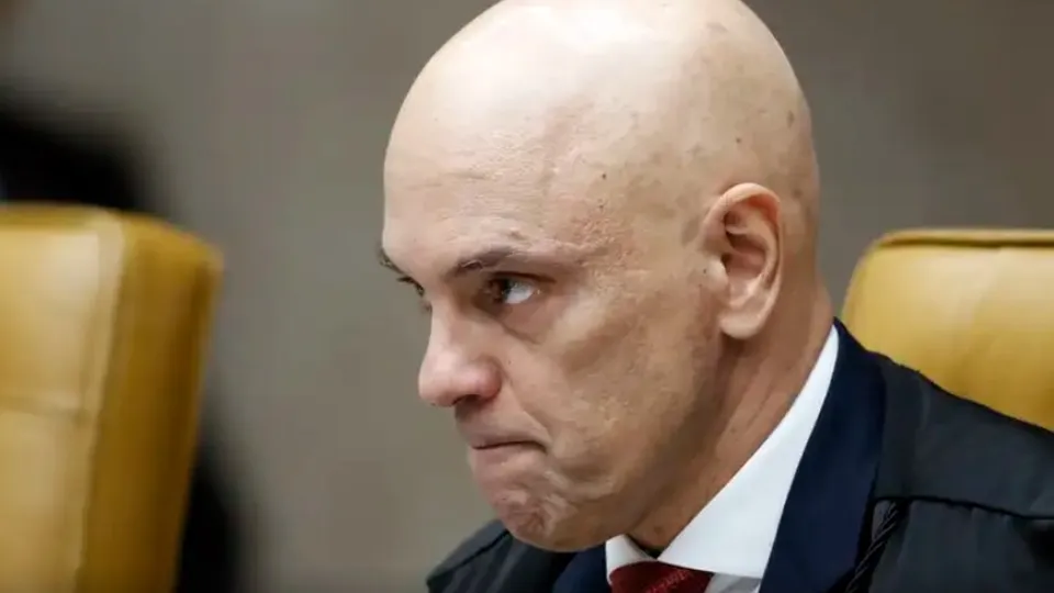 O ministro do STF, Alexandre de Moraes, pede manifestação da PGR em até cinco dias sobre notificação contra Eduardo Bolsonaro.
