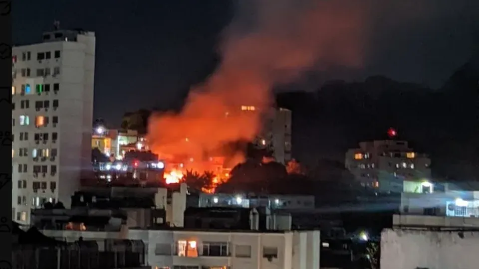 Fogo se espalhou pela vegetação da comunidade na Zona Sul do Rio; não há informações sobre feridos até o momento