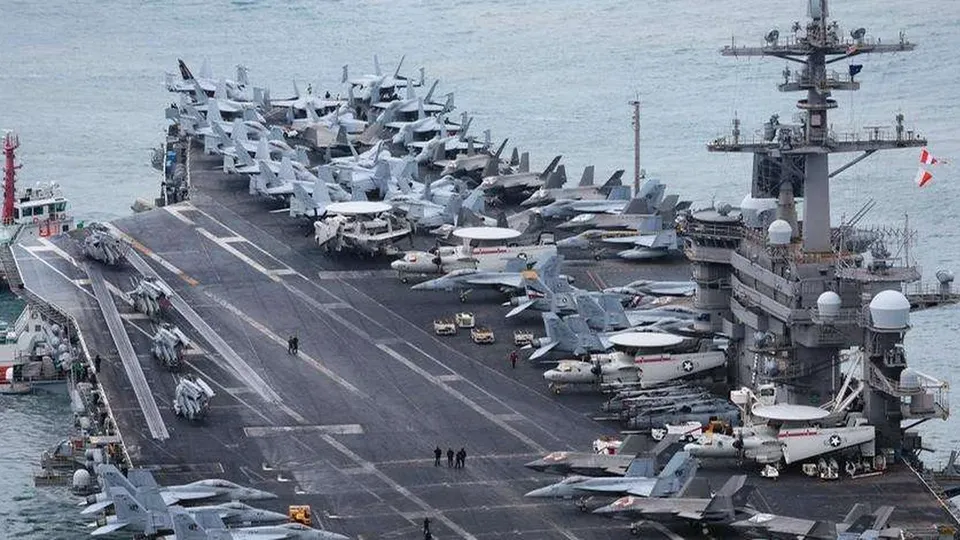 A chegada do porta-aviões americano reforça a aliança militar com a Coreia do Sul diante das ameaças de Pyongyang.