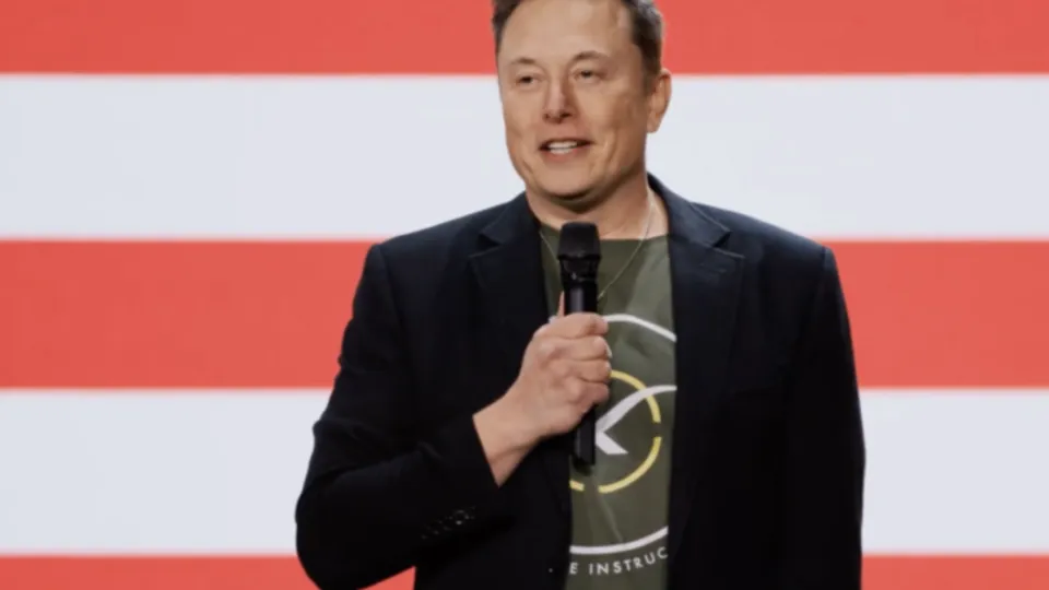 O bilionário Elon Musk expressou apoio à retirada dos EUA de alianças militares e diplomáticas, gerando polêmica.