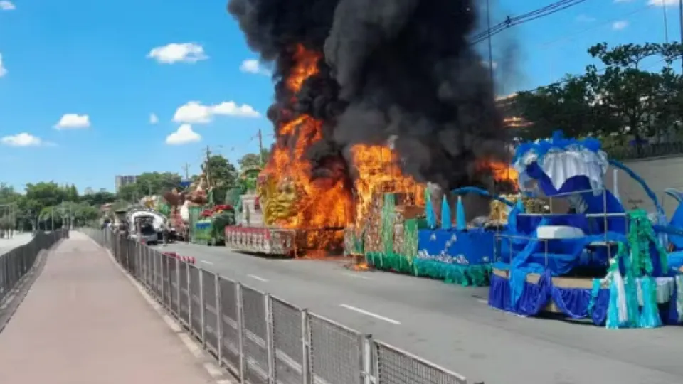 Alegorias das escolas Leandro de Itaquera e Unidos de São Miguel foram consumidas pelo fogo na zona oeste da capital paulista.