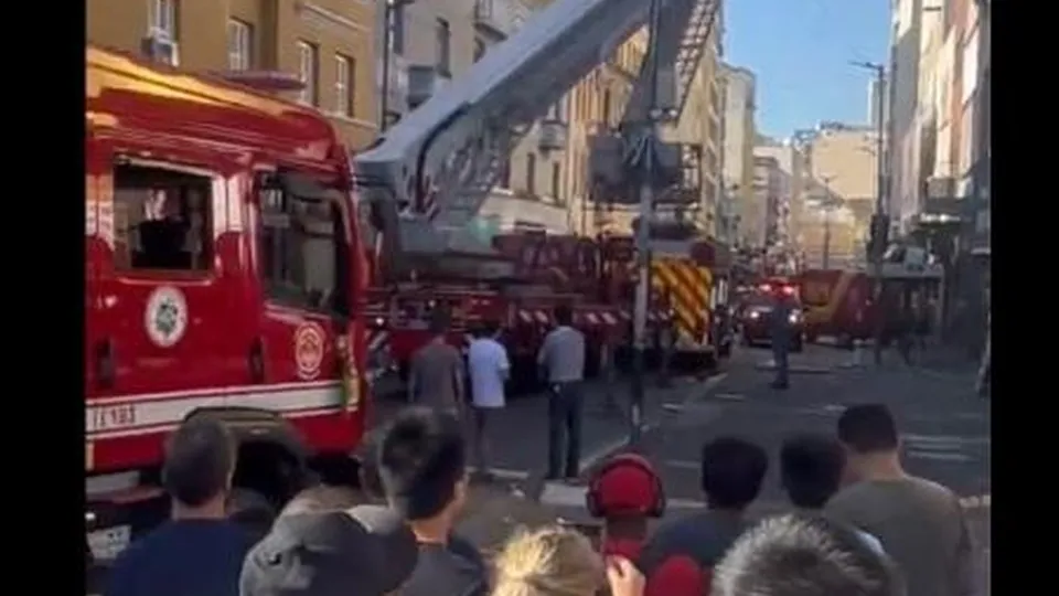 Fogo atinge estoque de loja no terceiro andar de edifício comercial em São Paulo; não há vítimas.