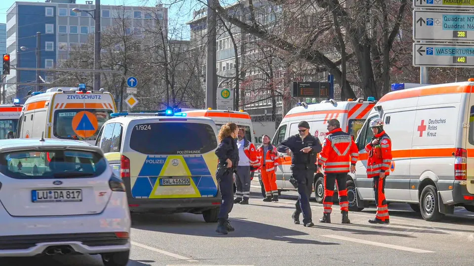 Um SUV invadiu uma zona de pedestres em Mannheim, deixando uma vítima fatal e várias feridas durante as festividades de carnaval.