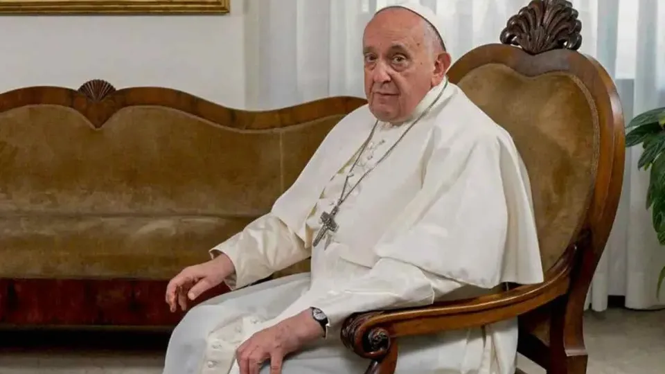 Após crises respiratórias, Papa Francisco, de 88 anos, se estabiliza e volta a usar oxigênio com tubo nasal.