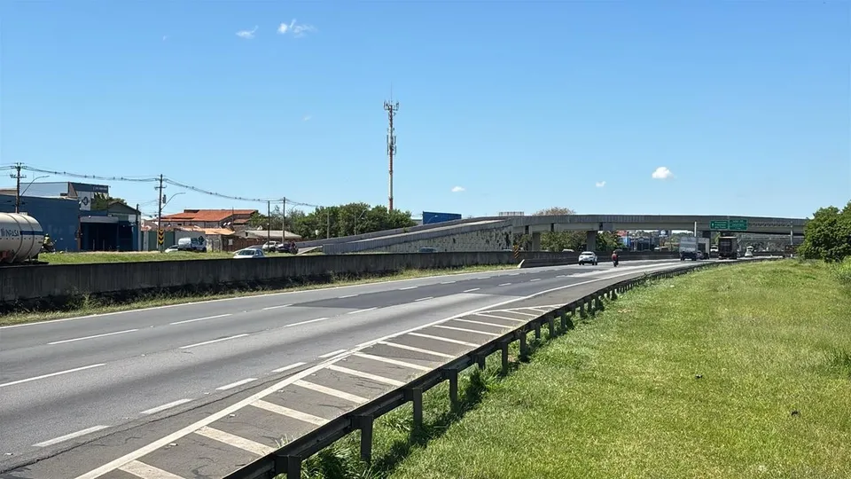 Colisão entre carro e caminhão ocorreu na madrugada de terça-feira; um atleta está internado em estado grave.