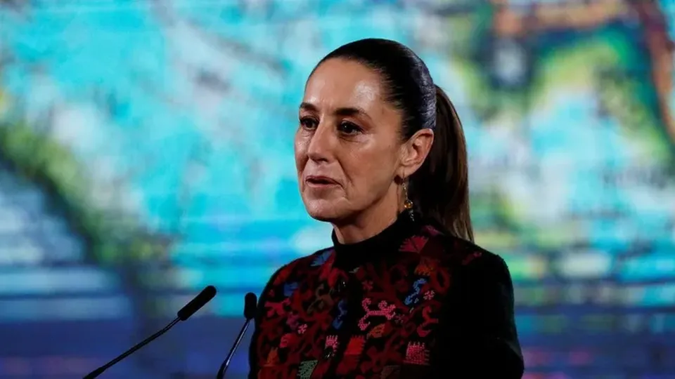 Claudia Sheinbaum, presidente do México, promete medidas em resposta a tarifas americanas e destaca necessidade de diálogo.