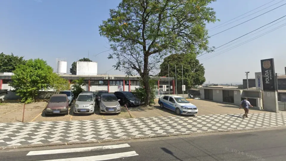 Um menino de 9 anos foi atropelado em um estacionamento de condomínio em São Paulo. O motorista fugiu e está sendo procurado pela polícia.