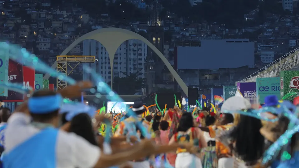 Ela estava embriagada e tentou agredir guardas municipais que a detiveram